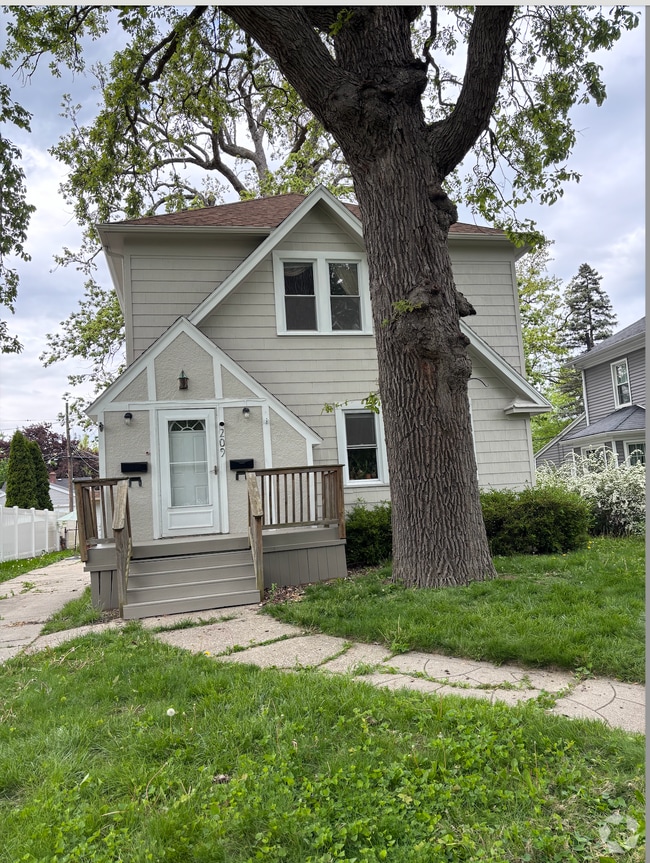 Building Photo - 209 W Dudley St