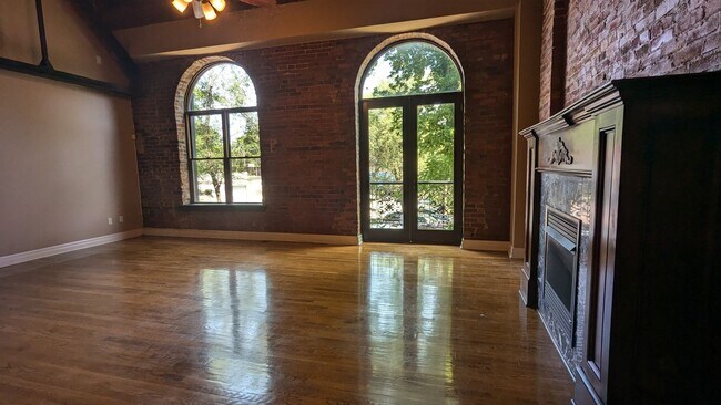 Building Photo - 1715 Summit St