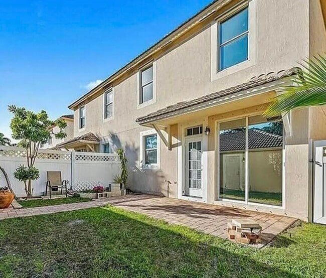 Building Photo - 8052 Murano Cir
