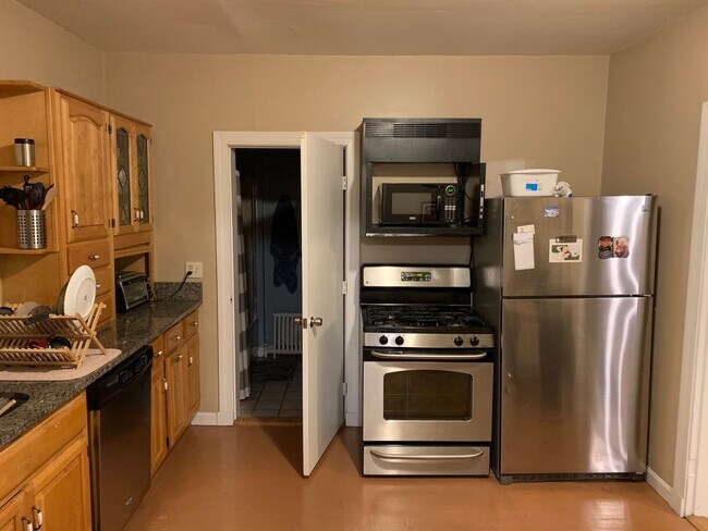 Foto del edificio - NO FEE!!!!! 1.5 Bed in Watertown with parking & in-unit laundry!!!