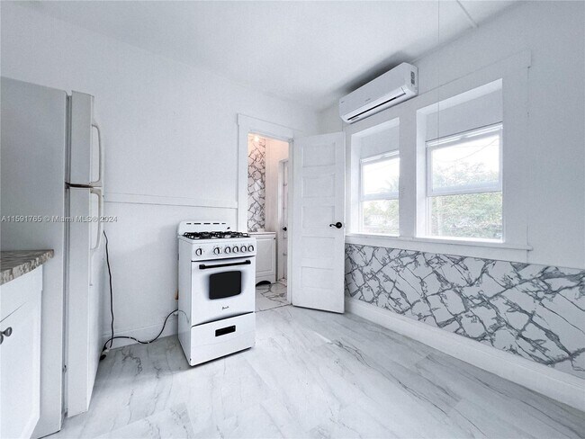 Foto del edificio - 225 NE 56th St