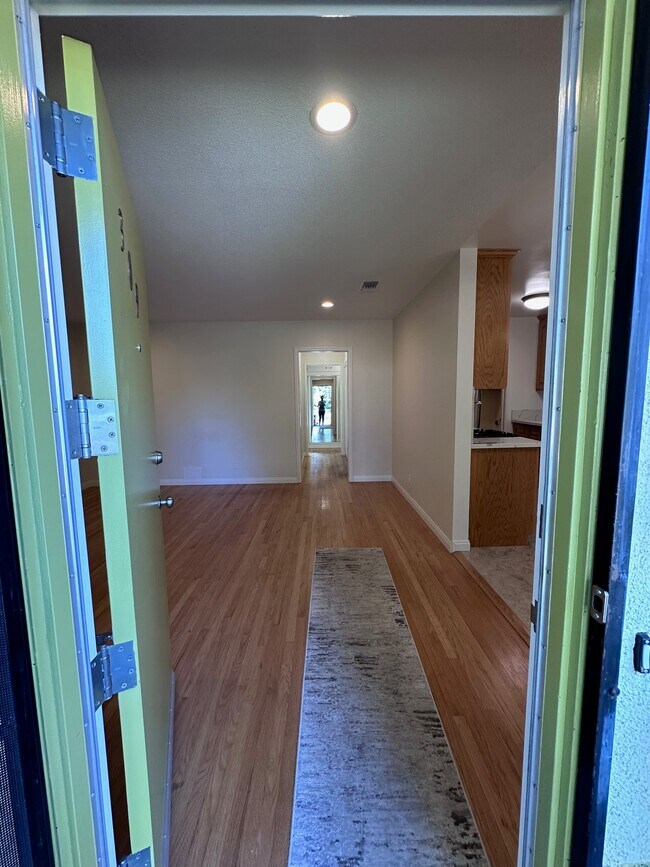 Building Photo - 309 S Eucalyptus Ave