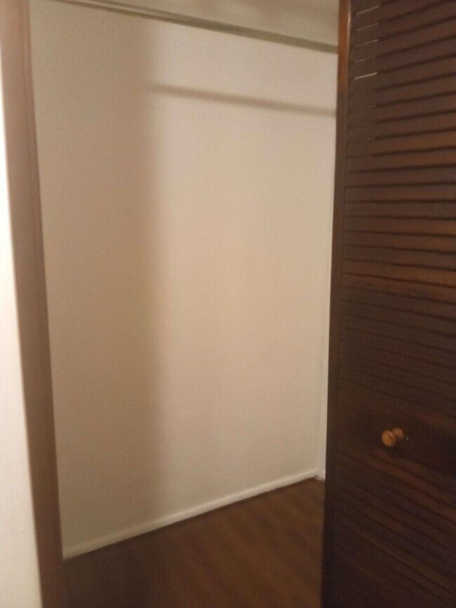 Armario del dormitorio - 4741 N Troy St