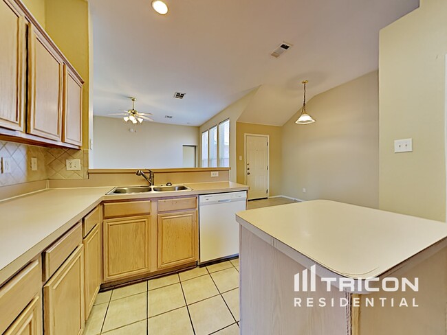 Building Photo - 1567 Nottingham Dr