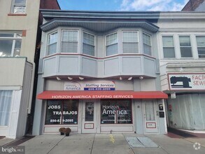 Building Photo - 606 E Landis Ave