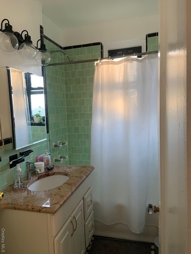 Foto del edificio - 77-20 Austin St