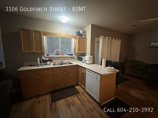 Building Photo - Spacious Suite Near Highstreet