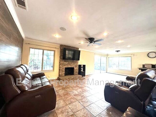 Foto del edificio - 1038 Green Lawn Ave