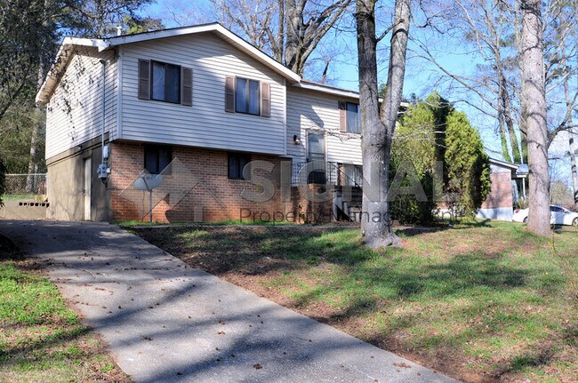 Building Photo - 1632 Barrington Ln NE