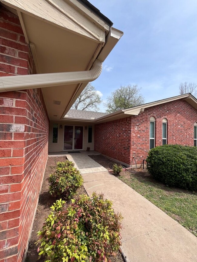 Building Photo - 2317 NE Village Dr