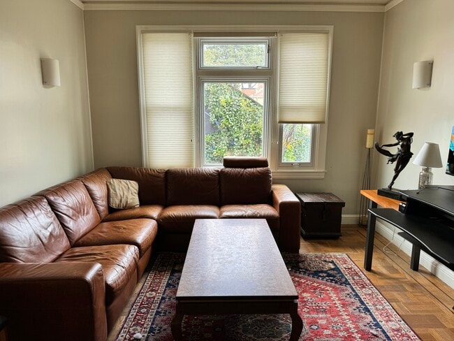 Living room - Furniture can stay or go - 50 Balmy St