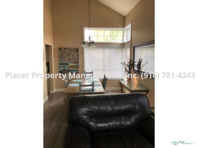Building Photo - Beautiful 5 Bedroom 3 Bathroom home in Roc...