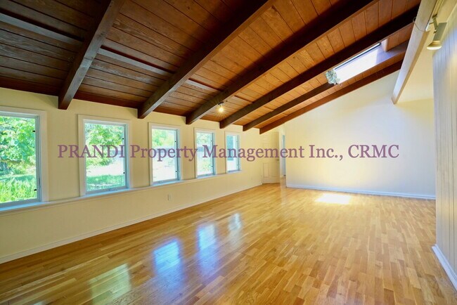 Foto del edificio - "Charming 3-Bedroom Oasis with 2 Full Bath...