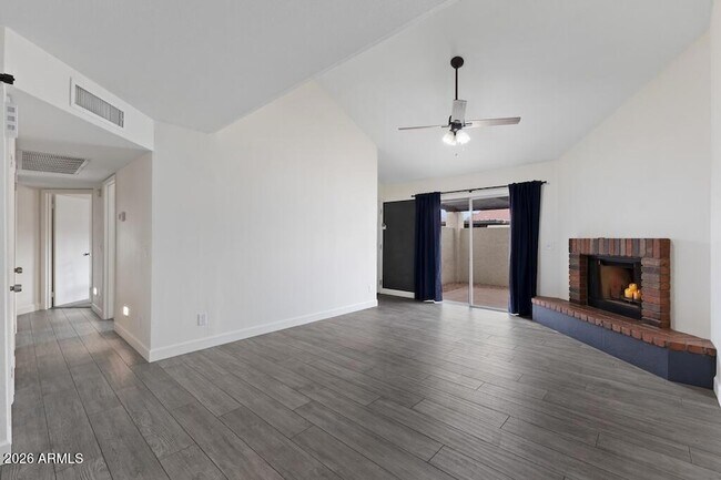 Foto del edificio - 2118 E Center Ln