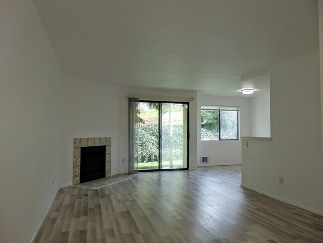 Building Photo - Beautifully Updated 2 Bedroom/2 Bath Renton Condo!