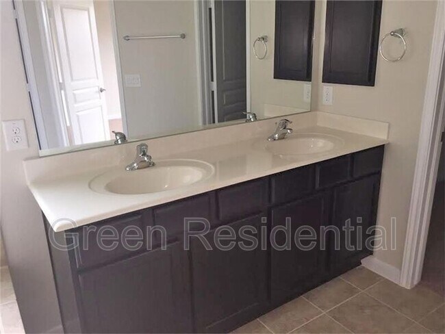 Foto del edificio - 16608 Spirit Lake Ct