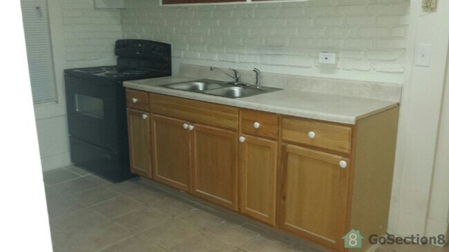 Kitchen - 2005 Broward Ave