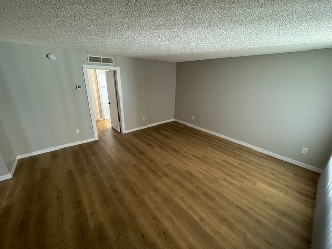 Foto del edificio - 5333 Russell Ave