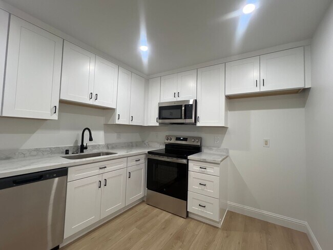 Foto del edificio - BEAUTIFULLY REMODELED 3 BEDROOM DUPLEX!!