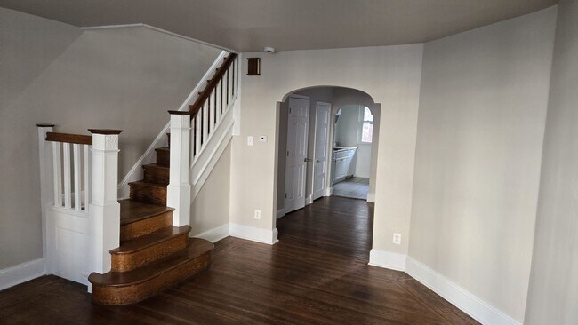 Foto del edificio - Beautiful West Philadelphia Porch Front