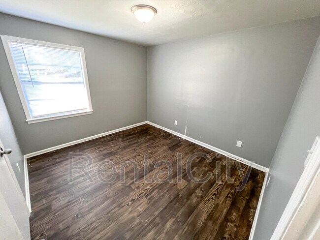 Building Photo - 276 E Shelby Dr