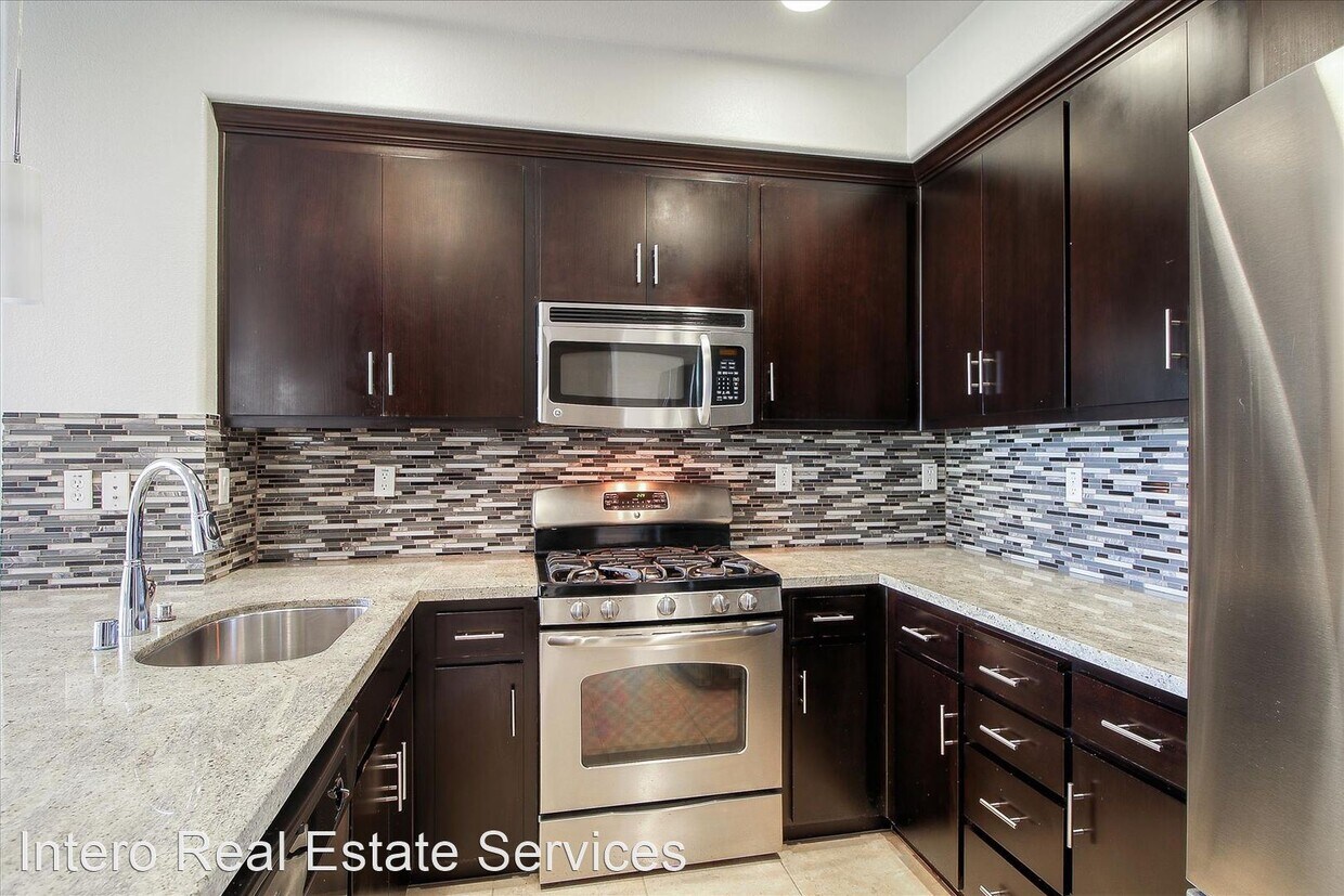 Foto principal - 2 br, 2.5 bath House - 958 E Duane Avenue ...