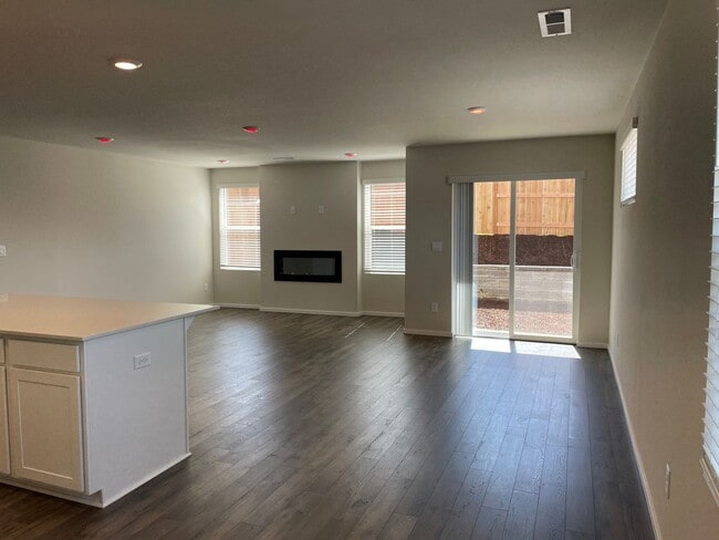 Building Photo - GORGEOUS 4 BED/2.5 BATH! HIGH END FINISHES ! SPACIOUS ROOMS ! FENCED BACK YARD !