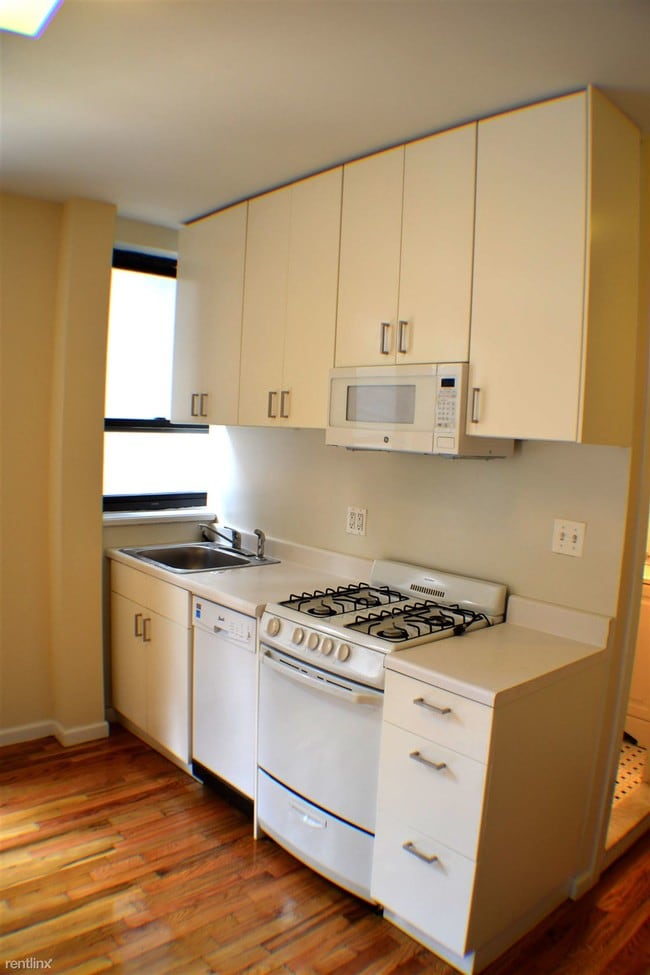 Building Photo - 220 E 68th St