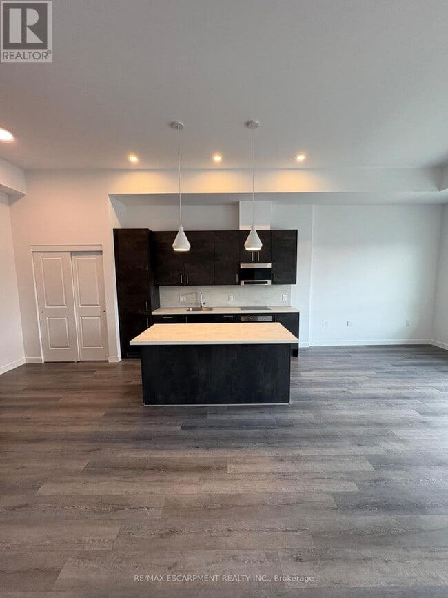 Photo du bâtiment - 7549-7549A Kalar Rd