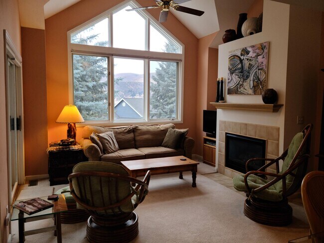 Building Photo - 104 Castle Peak Ln