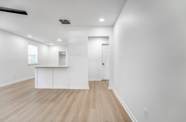 Building Photo - 1865 Feber Ave