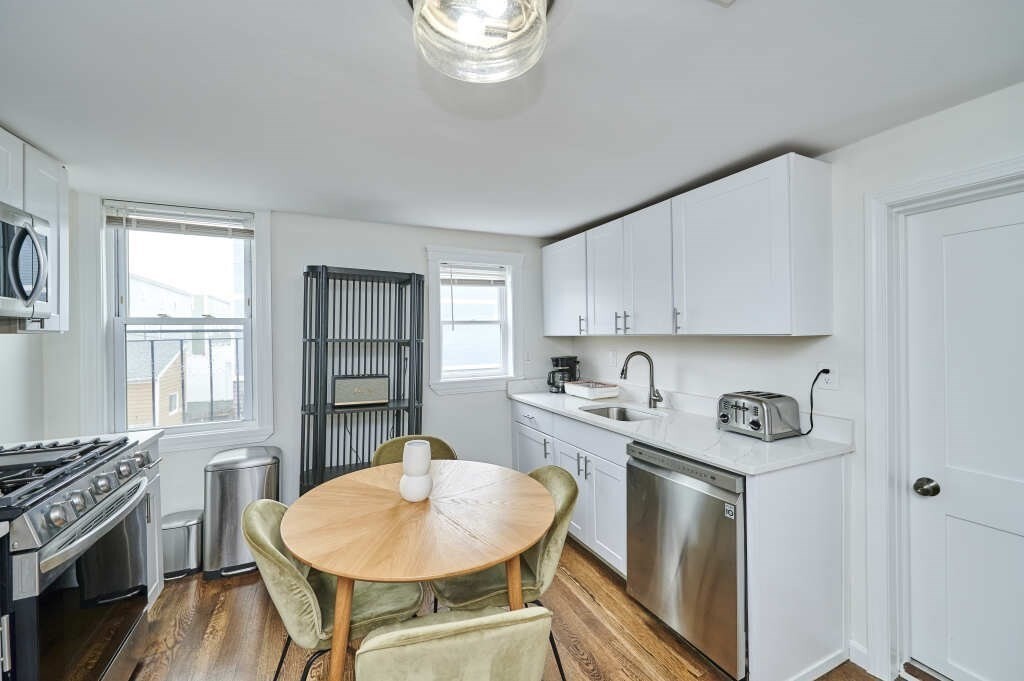 Primary Photo - 241 E St