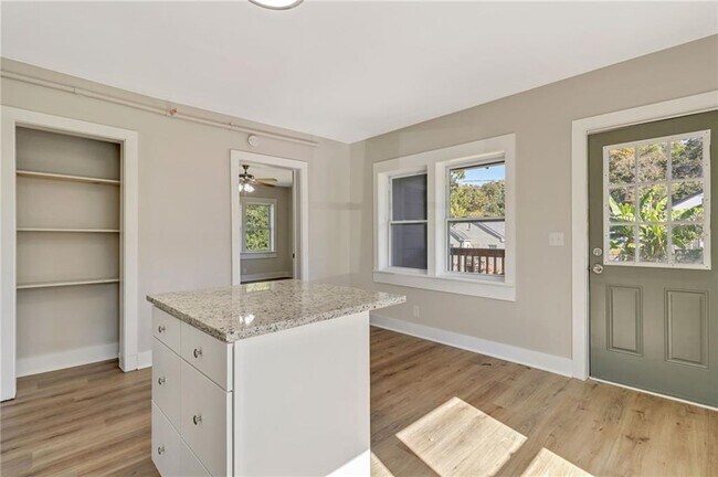 Building Photo - 907 Maple Ave SW