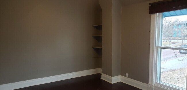Foto del edificio - One bedroom, one bath upper unit located i...