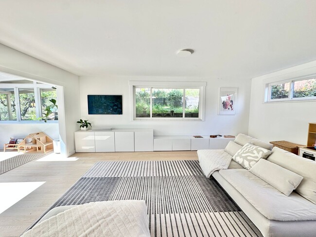 Building Photo - Stunning Sun Valley Home