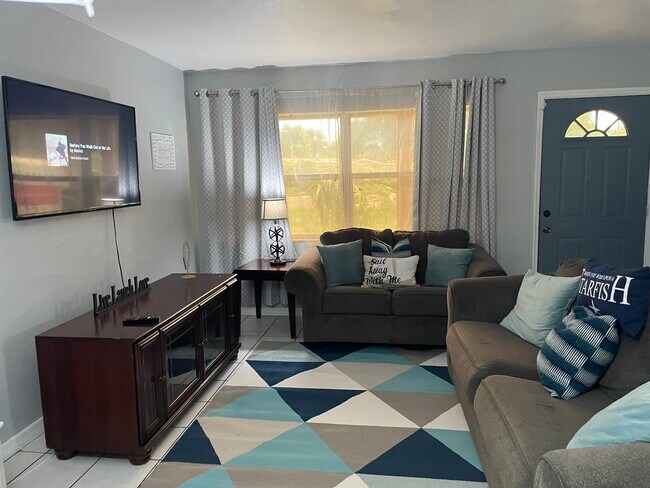 Living room - 3920 Whiting Dr SE