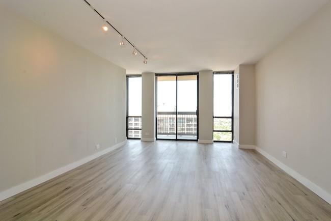 Living Room - 1660 N LaSalle Dr