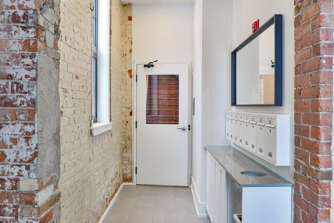 Photo du bâtiment - Modern Luxury Living in Downtown Orillia - Historic Firehall Lofts (w/ free parking available)