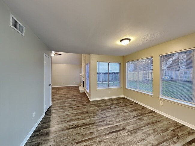 Foto del edificio - 8314 Greenleaf Lake Dr