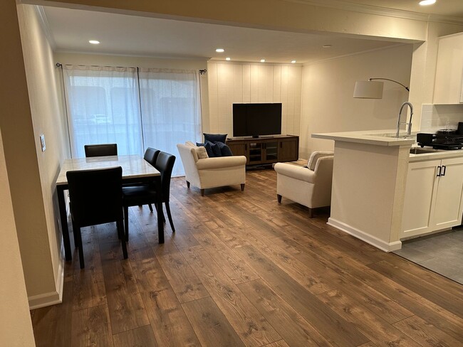 Building Photo - EPIC REA - 1 BR/1 BA Condo w/1 Pkg and Ame...