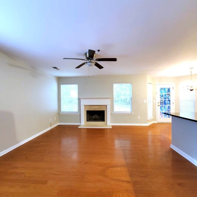 Building Photo - 300 Cottonwood Creek Cir