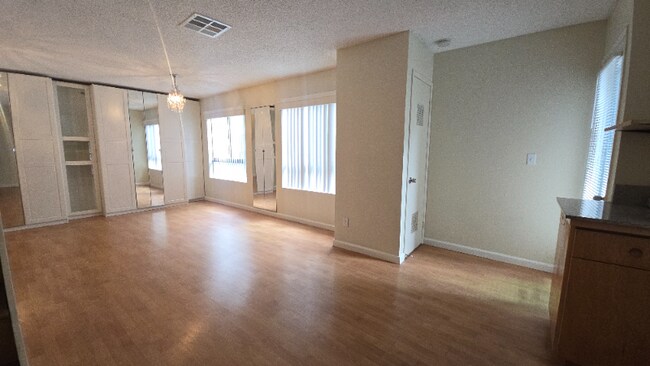 Foto del edificio - 657 W California Ave