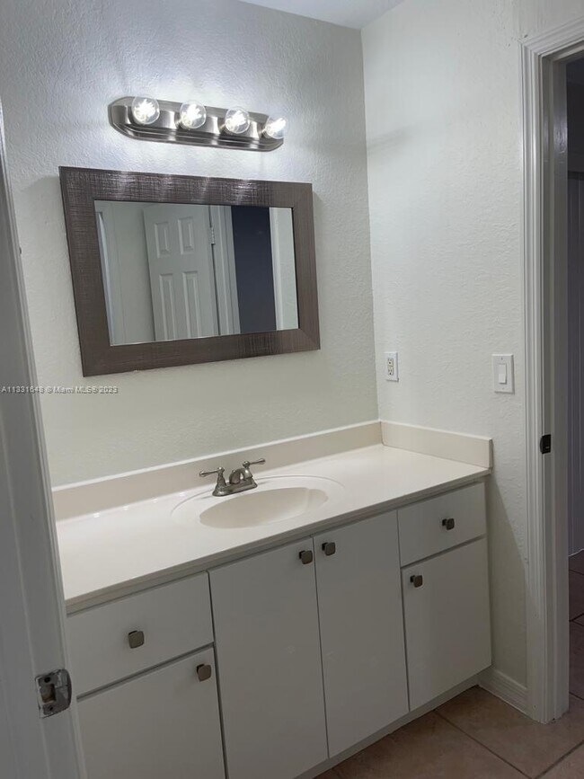 Foto del edificio - 5705 NW 109th Ave