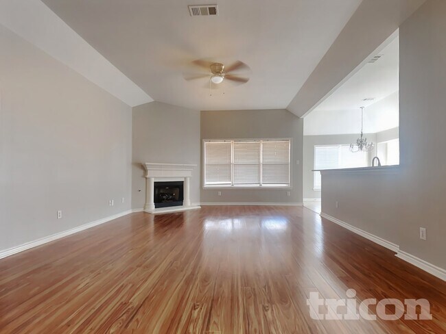 Foto del edificio - 5816 Greenmeadow Dr