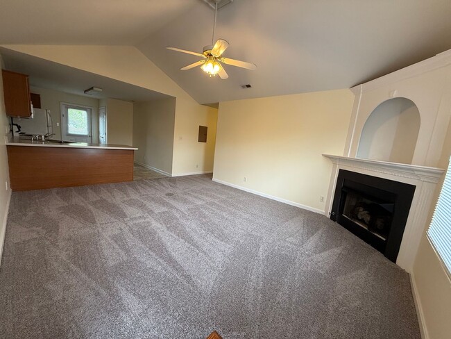 Building Photo - Great 2 Bedroom Condo off of Mellwood Ave