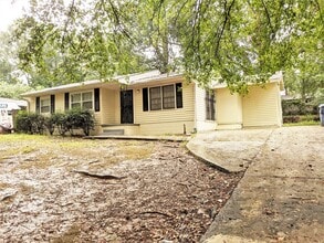 Building Photo - 1144 Regis Rd SE