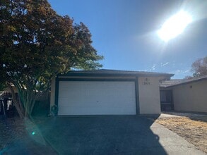 Building Photo - 2813 Pepper Oaks Dr