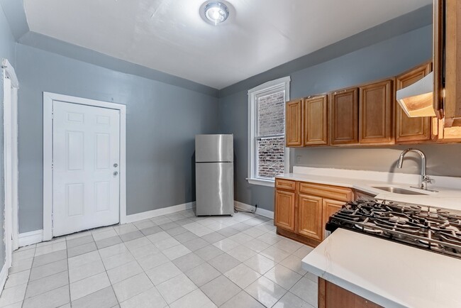 Building Photo - 1426 S Avers Ave
