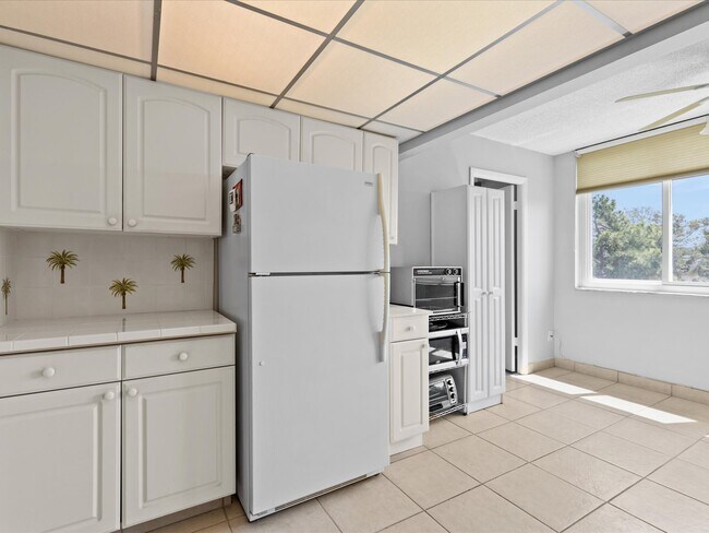 Kitchen - 4915 Bay St NE