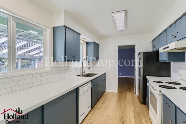 Building Photo - Cozy 3-Bedroom Home with Spacious Backyard...
